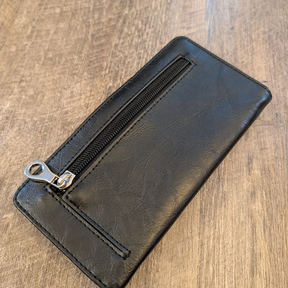 Classic black wallet by Relic with a clean, minimalist design 🖤